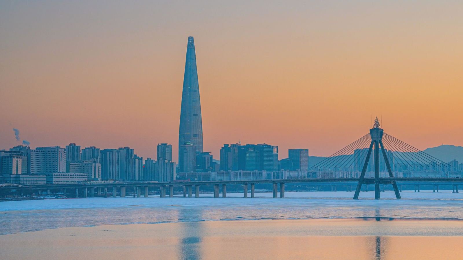 Lotte World Tower e o rio Han ao pôr do sol, em Seul